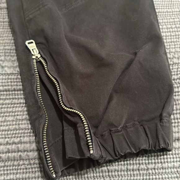 Frame || NWOT || Washed Black Cargo Cropped Pants - Picture 4 of 11